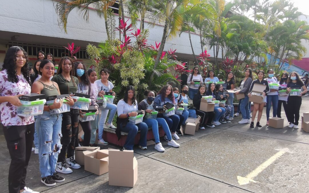 ENTREGA DE LOS KITS DEL PROGRAMA «CHICAS STEAM»